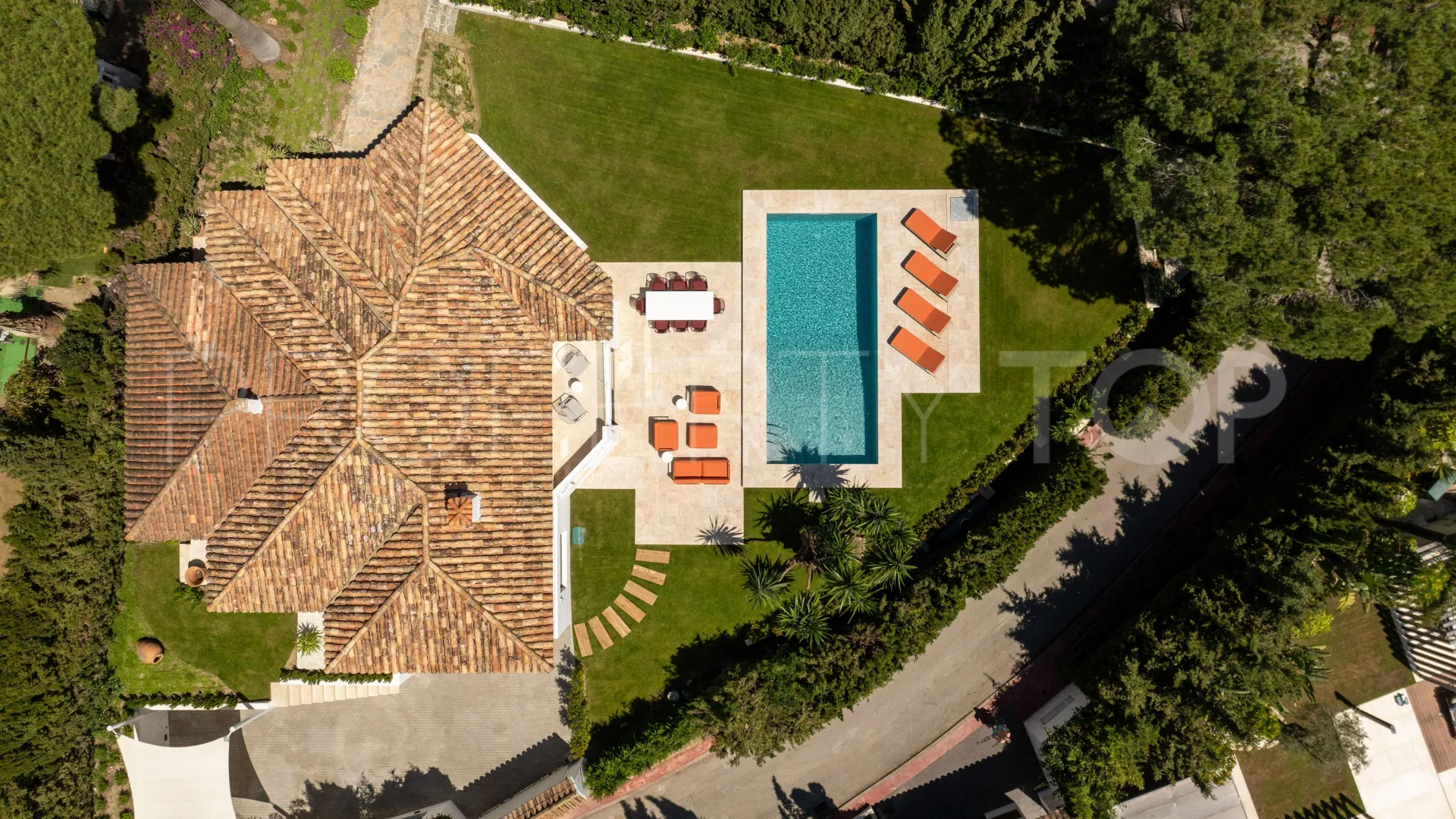 Se vende villa con 4 dormitorios en Nueva Andalucia