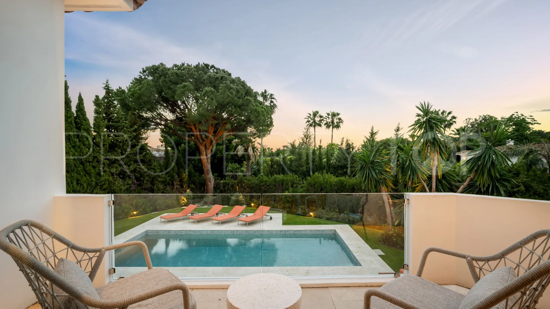 Se vende villa con 4 dormitorios en Nueva Andalucia