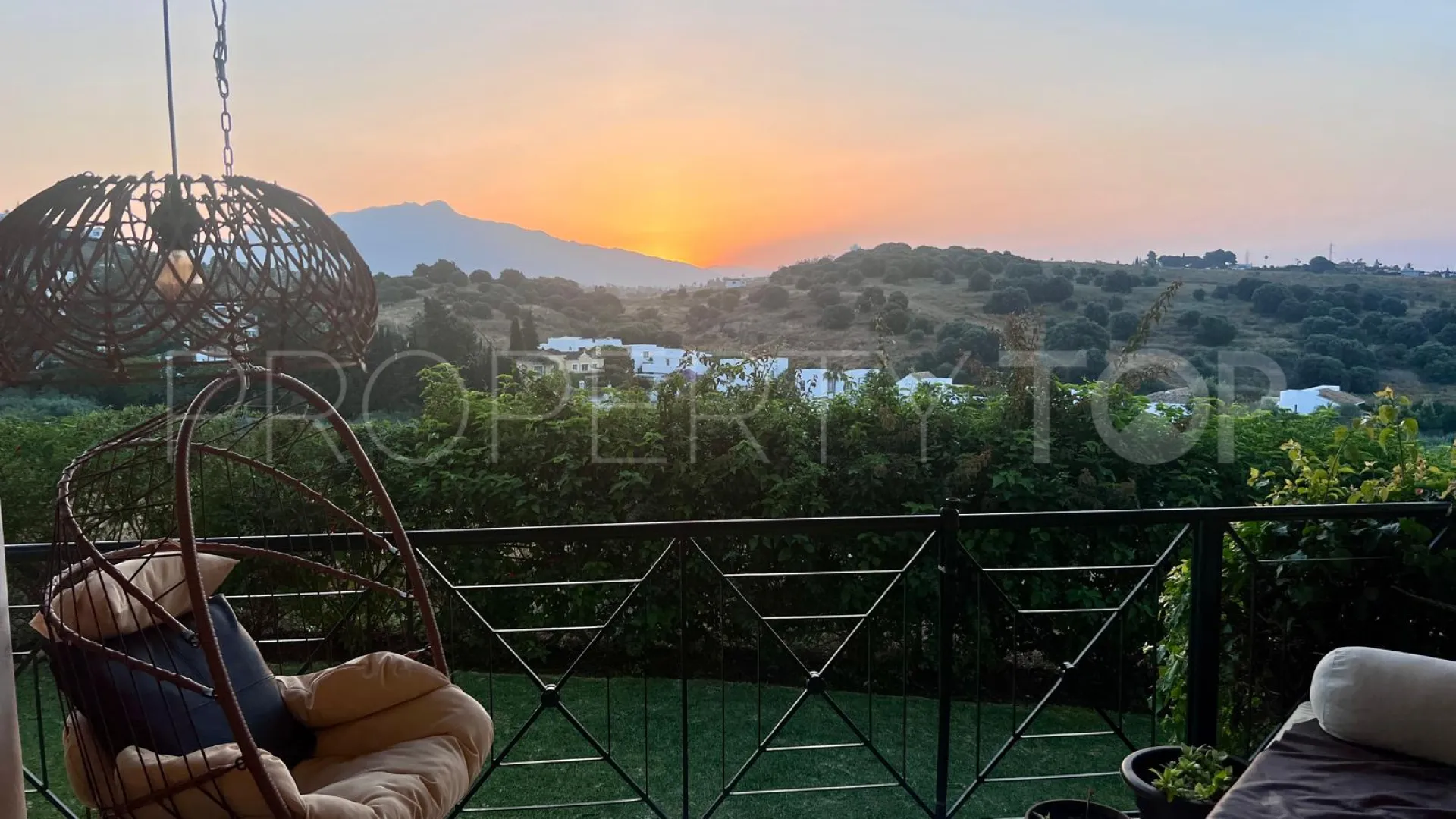 For sale apartment in Estepona