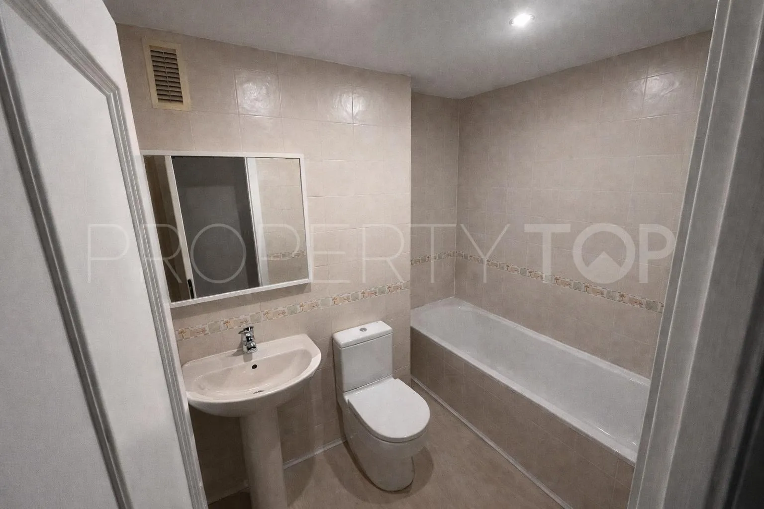 For sale Estepona apartment with 3 bedrooms