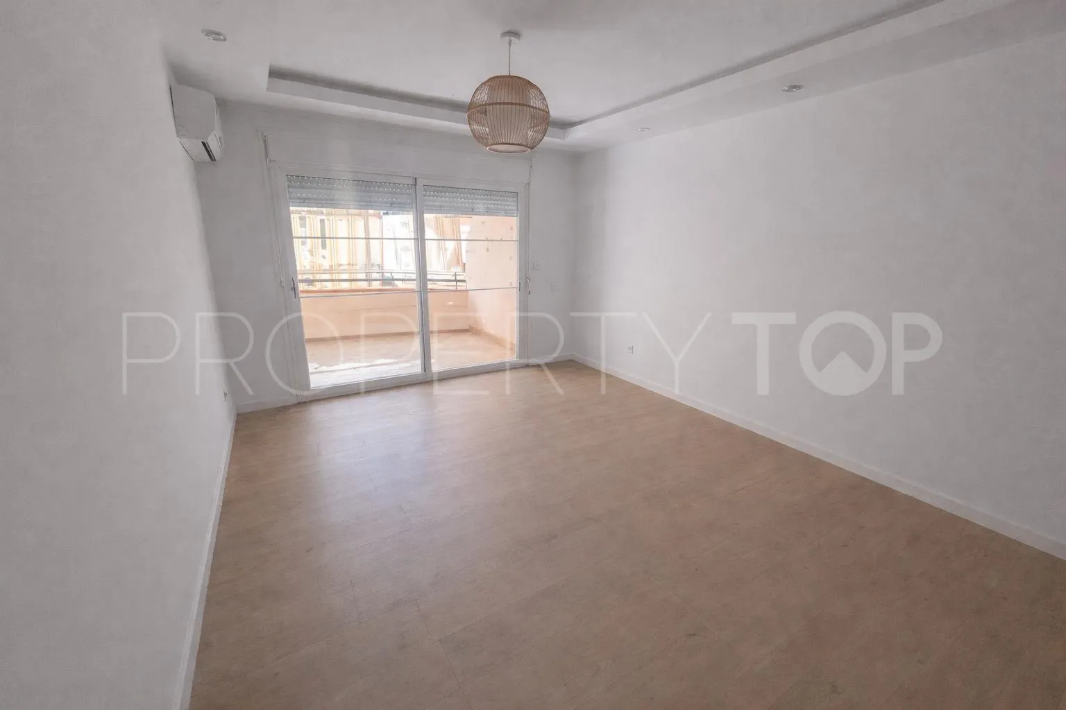 For sale Estepona apartment with 3 bedrooms
