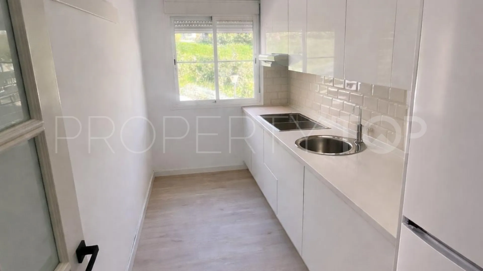 For sale Estepona apartment with 3 bedrooms