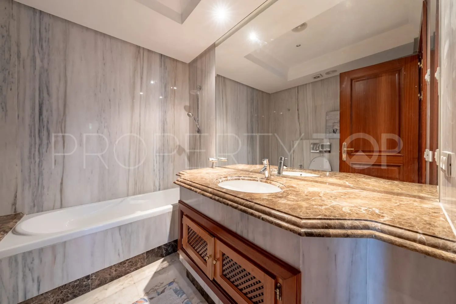 Apartment for sale in Estepona with 3 bedrooms