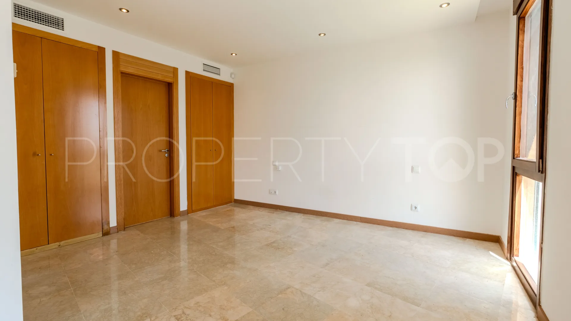 Apartment for sale in Marbella with 3 bedrooms