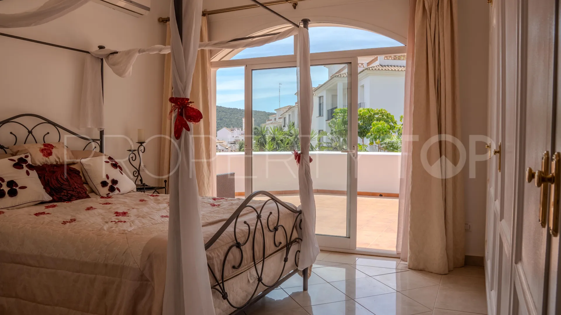 For sale Benahavis villa with 6 bedrooms