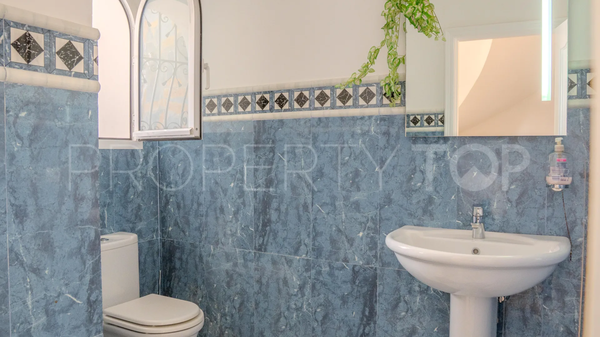 For sale Benahavis villa with 6 bedrooms