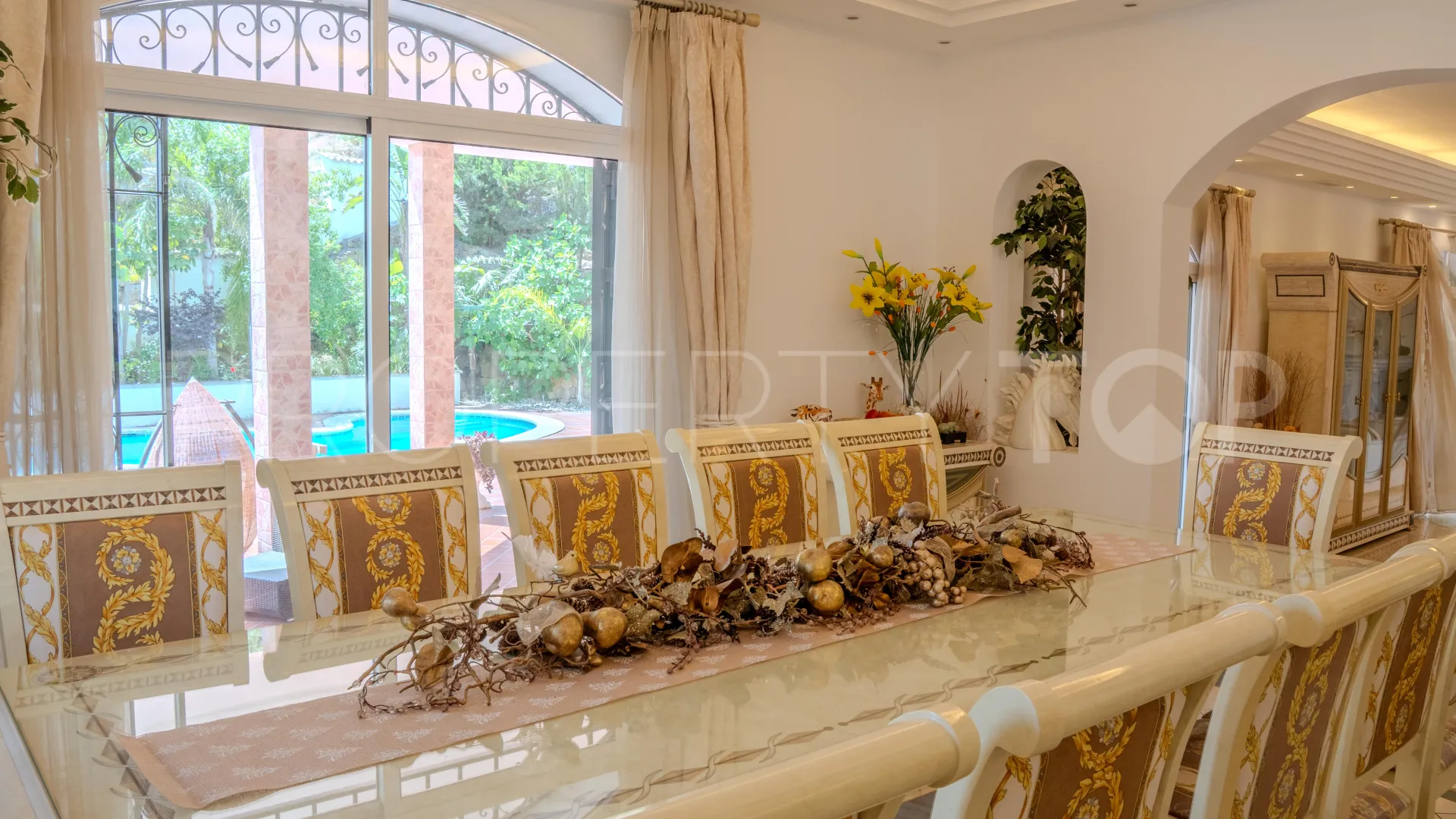 For sale Benahavis villa with 6 bedrooms