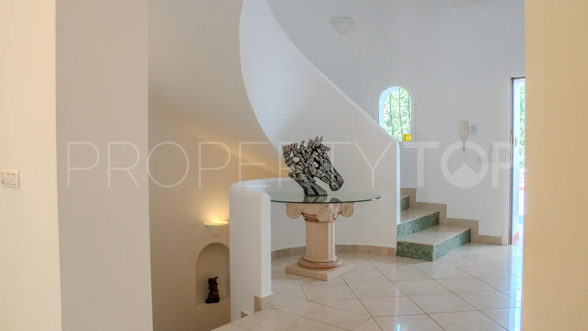 For sale Benahavis villa with 6 bedrooms
