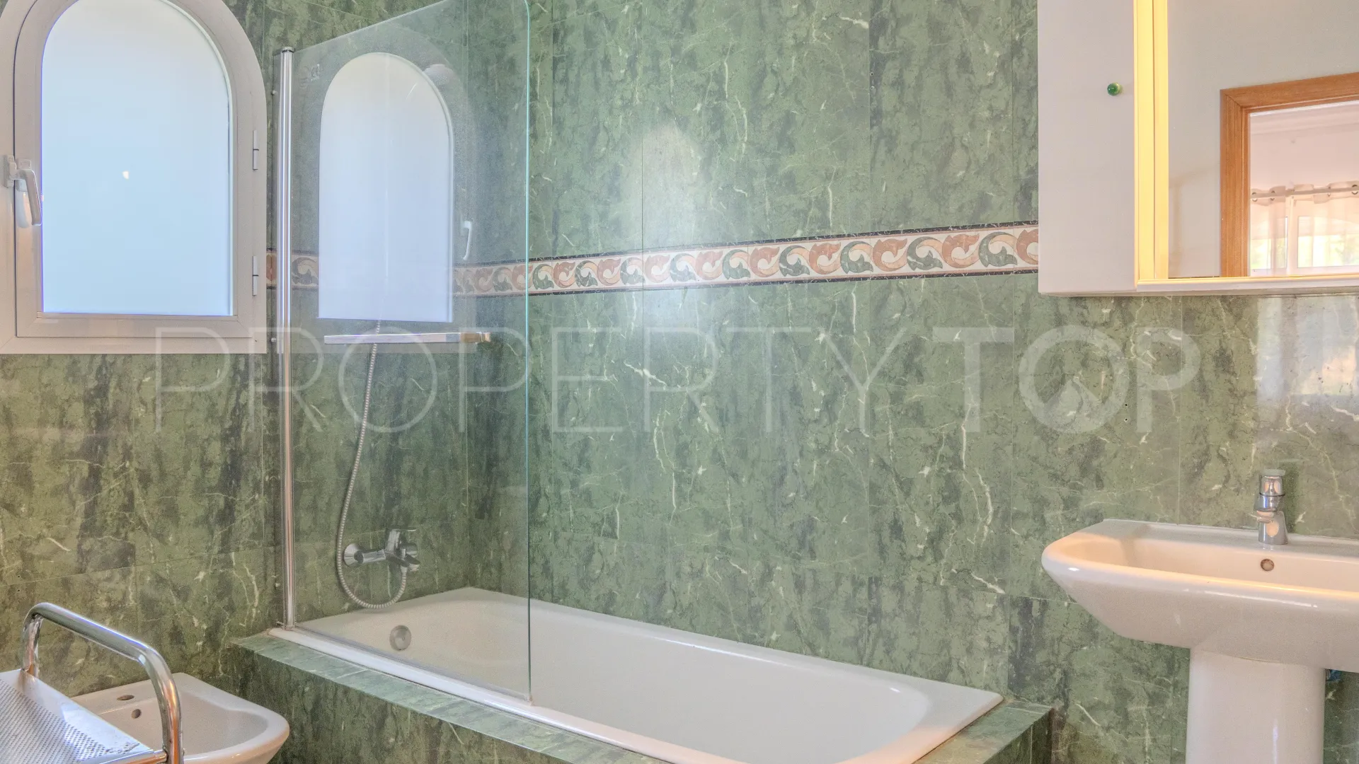 For sale Benahavis villa with 6 bedrooms