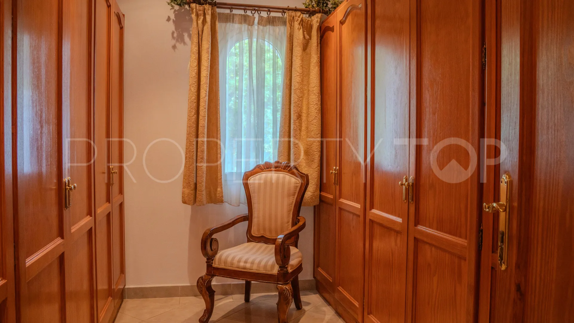 For sale Benahavis villa with 6 bedrooms