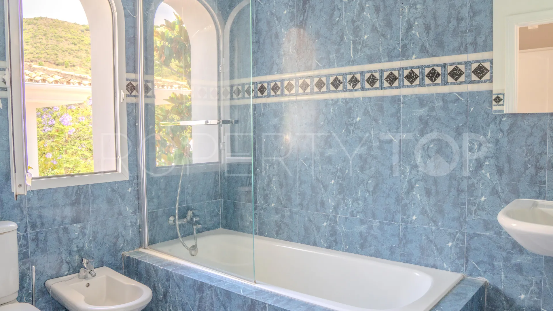 For sale Benahavis villa with 6 bedrooms