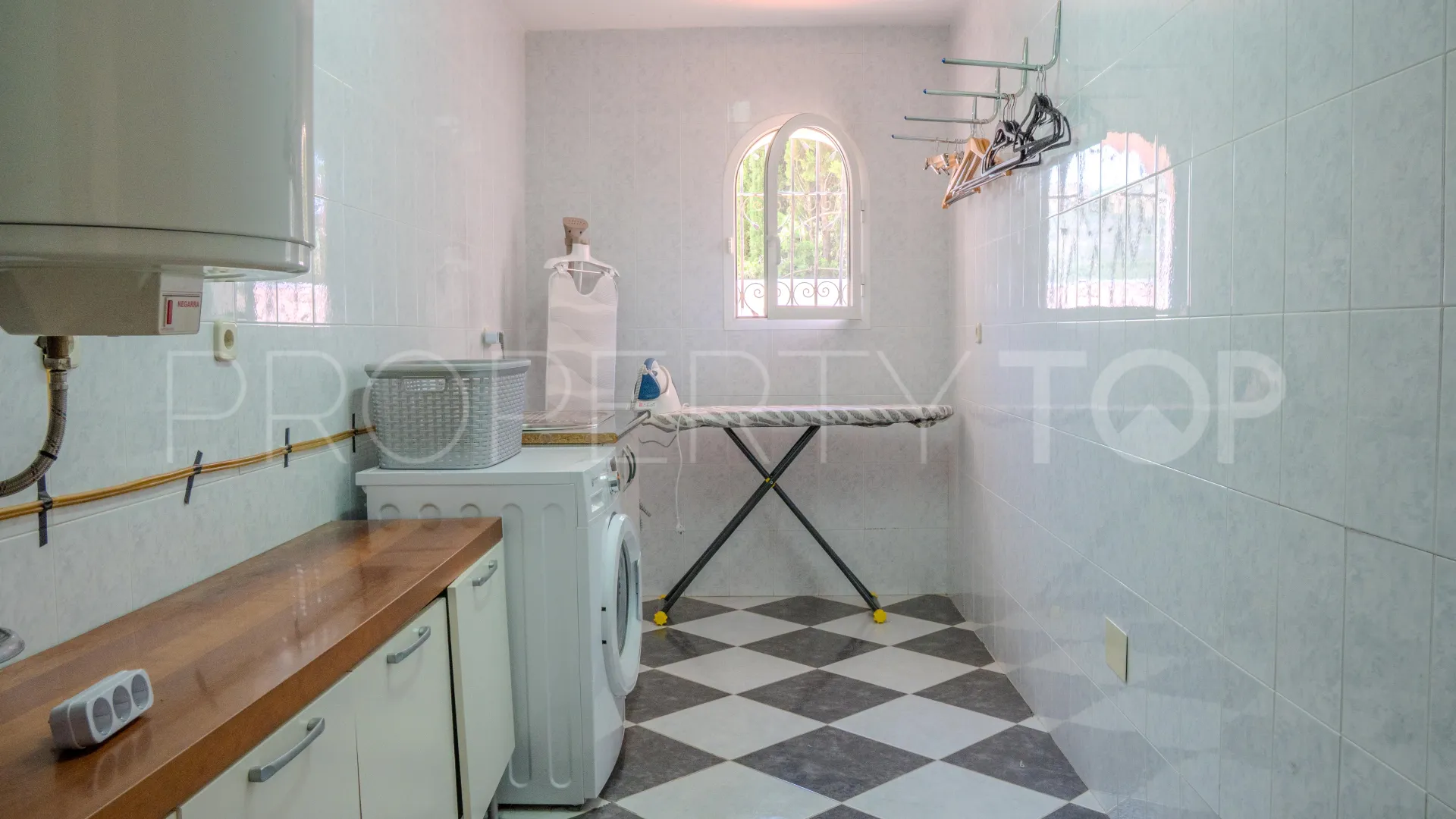 For sale Benahavis villa with 6 bedrooms
