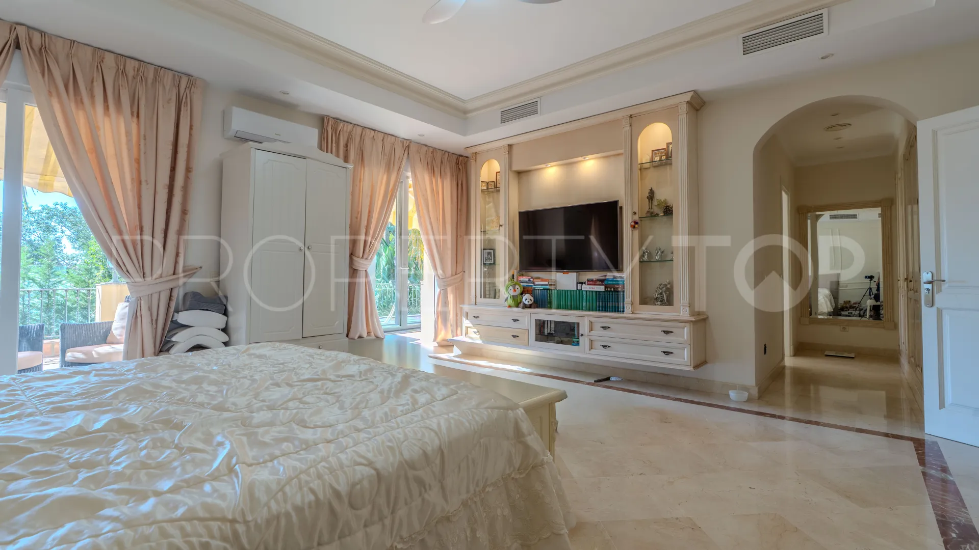 Villa a la venta en Marbella con 5 dormitorios