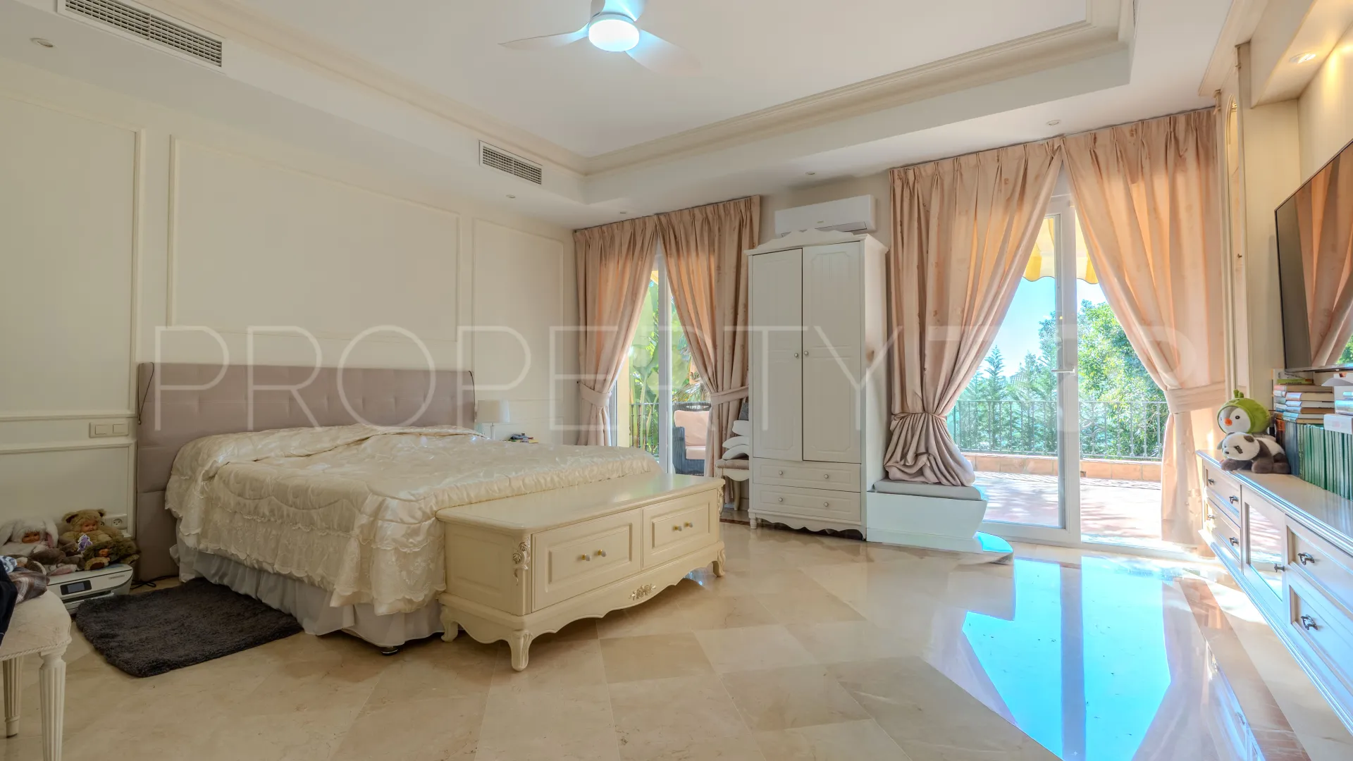 Villa a la venta en Marbella con 5 dormitorios
