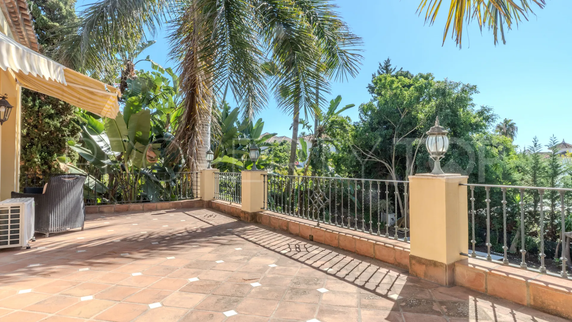 Villa a la venta en Marbella con 5 dormitorios