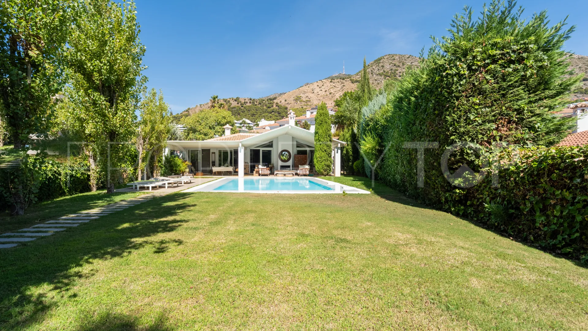 For sale villa with 5 bedrooms in Reserva del Higuerón