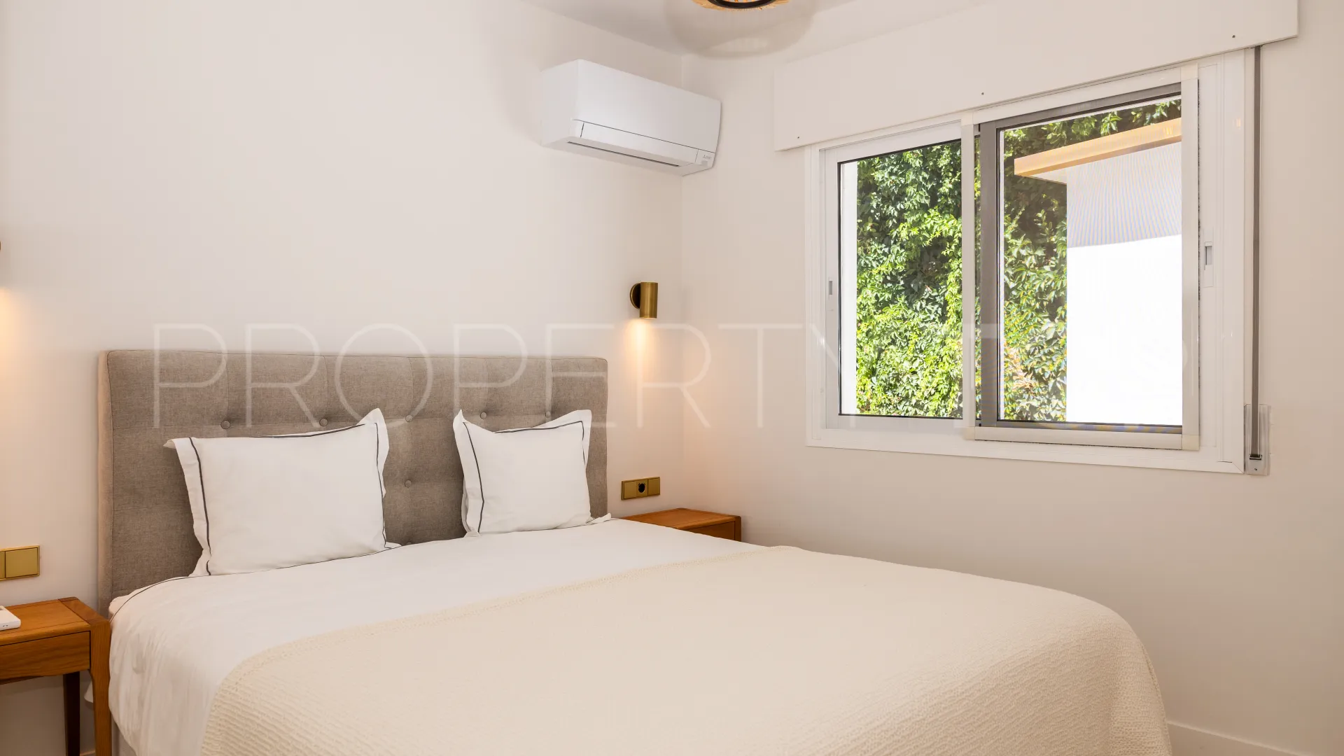 Villa en venta en Elviria