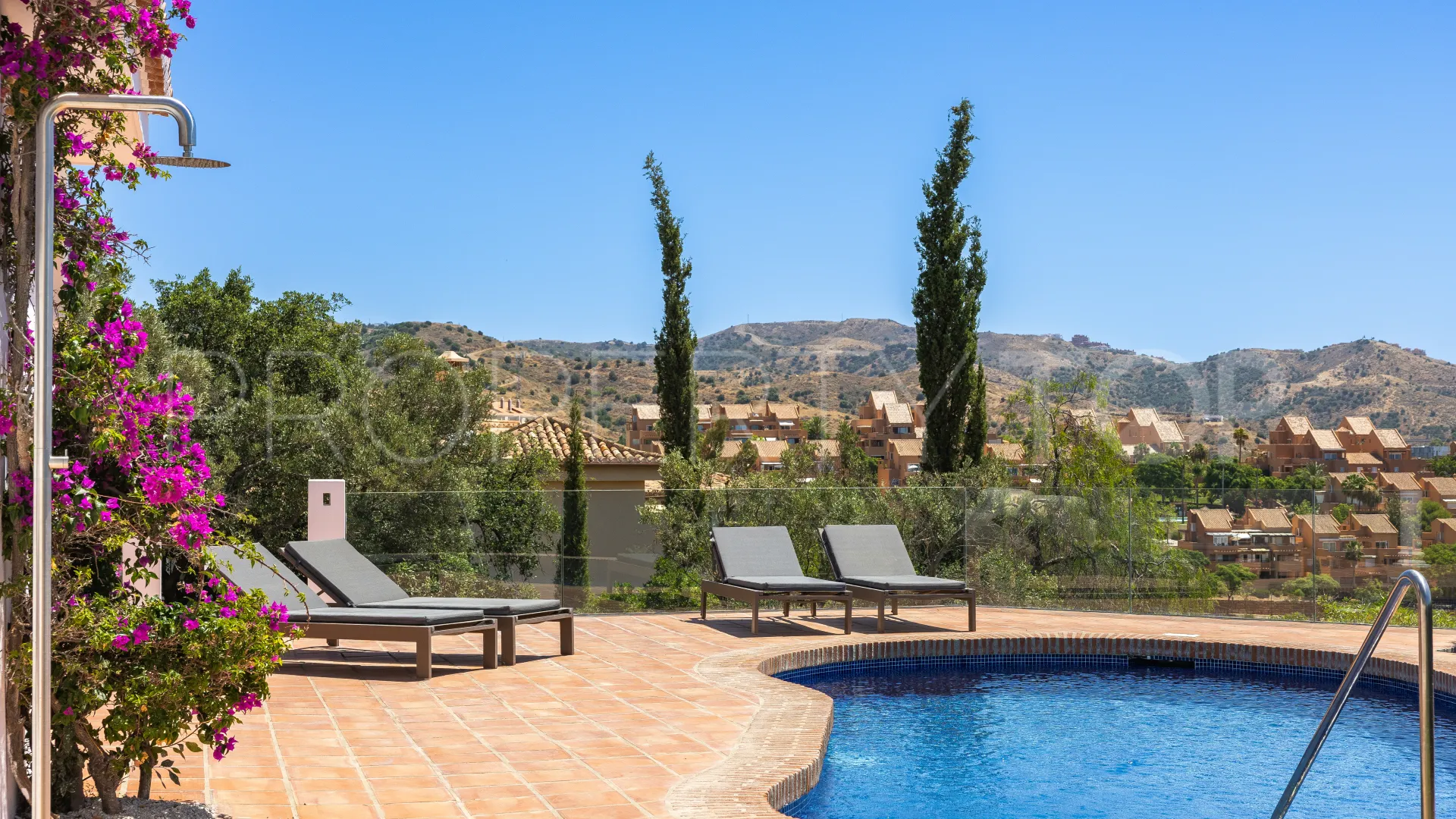 Villa en venta en Elviria