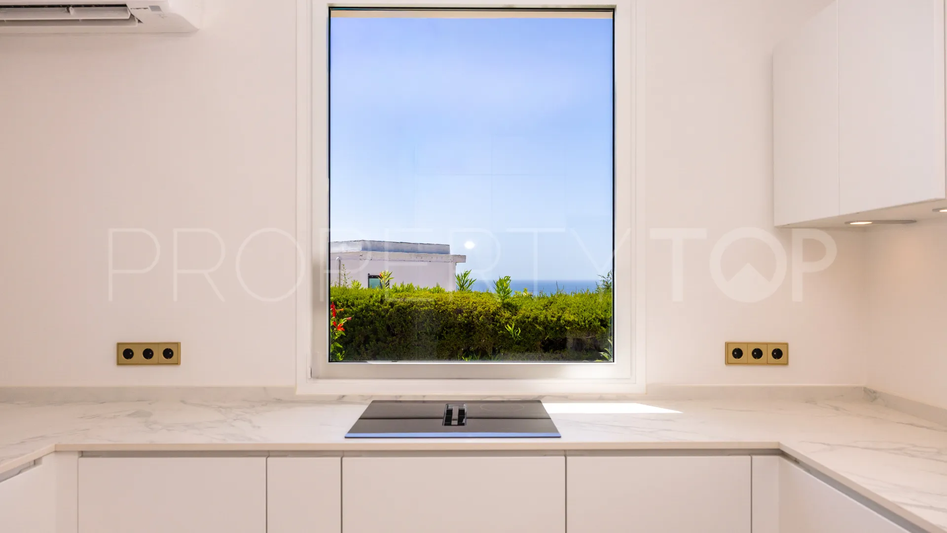 Villa en venta en Elviria