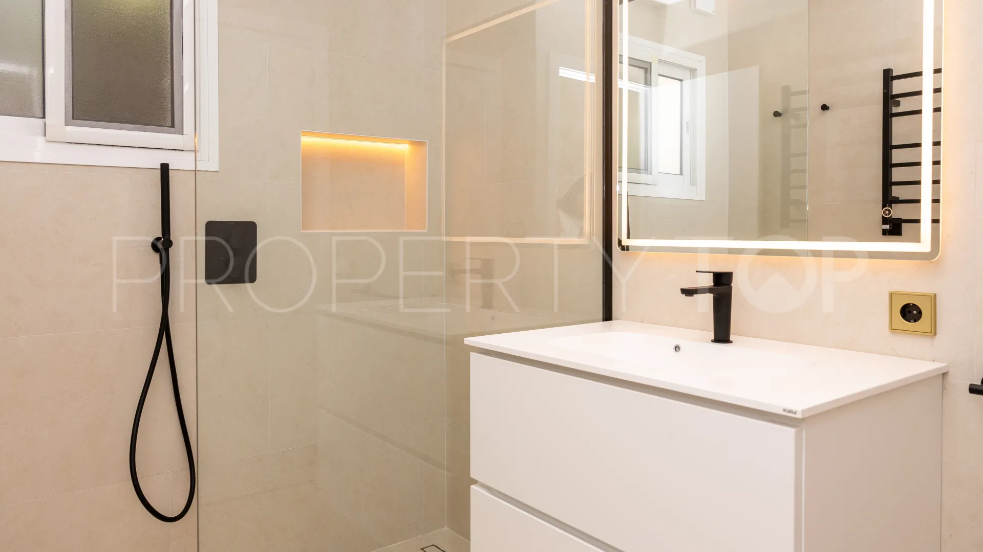 Villa en venta en Elviria