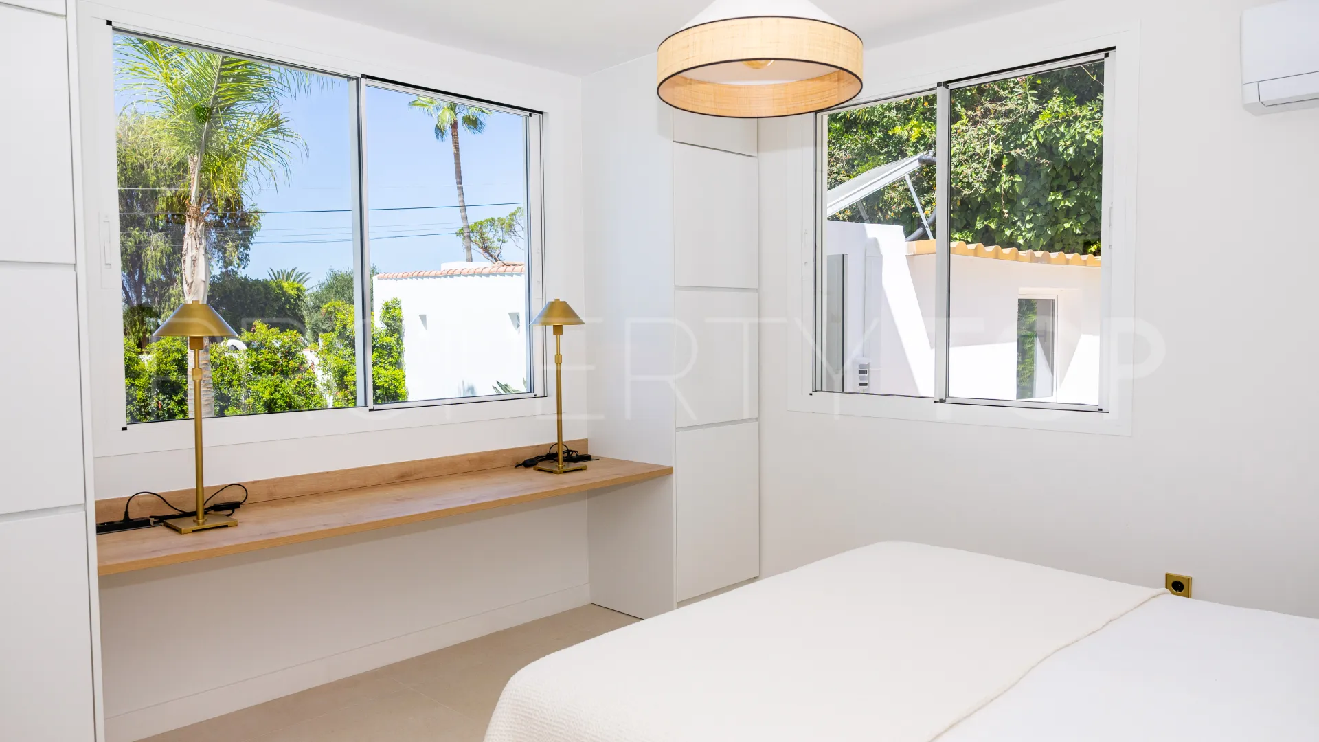 Villa en venta en Elviria
