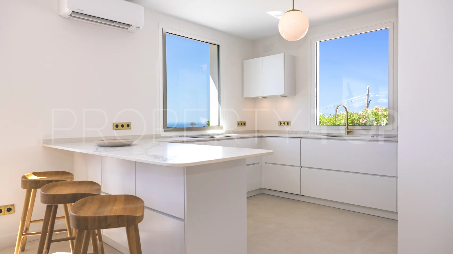 Villa en venta en Elviria