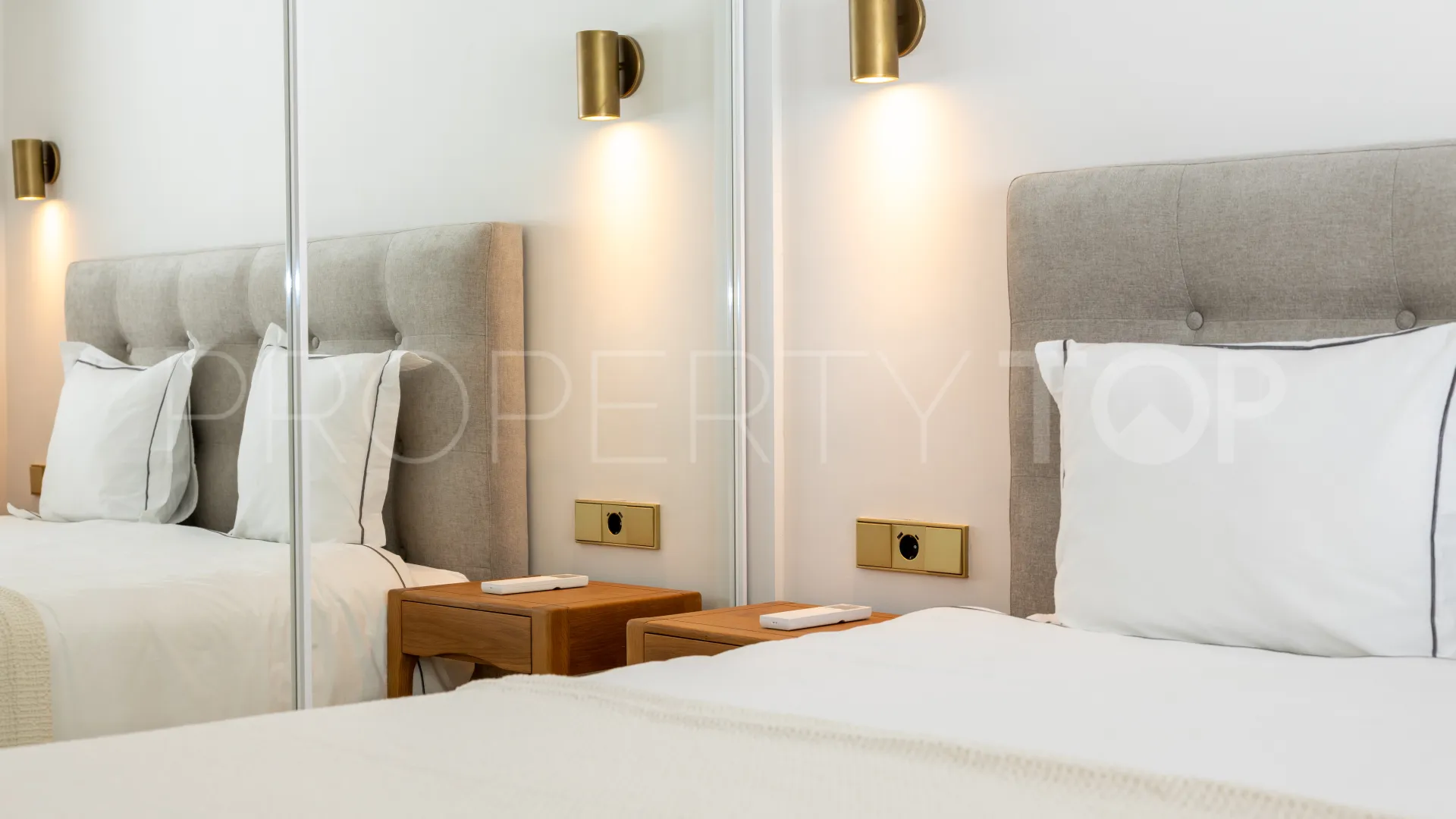 Villa en venta en Elviria