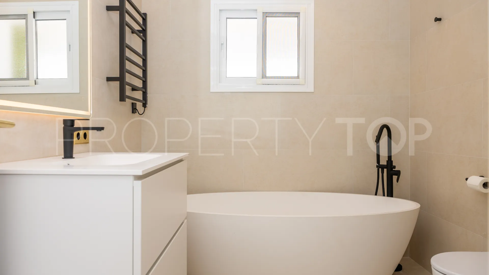 Villa en venta en Elviria