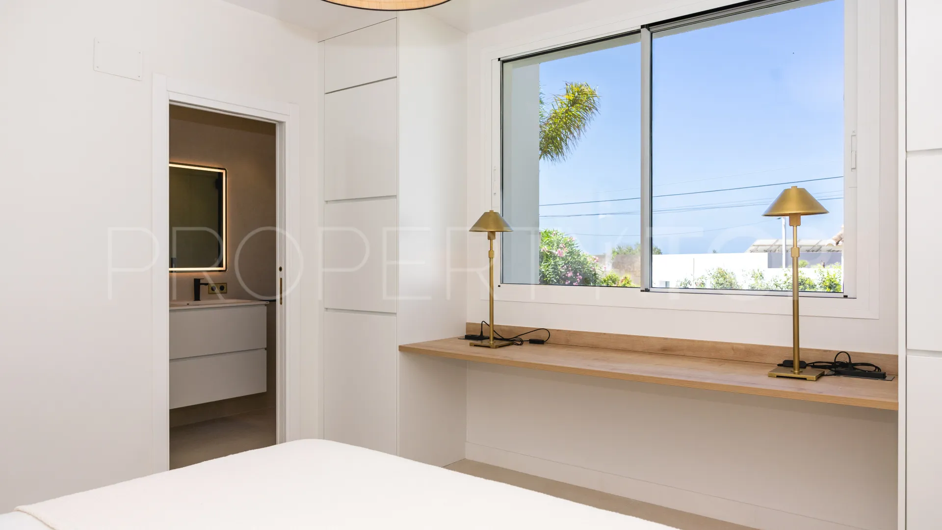 Villa en venta en Elviria