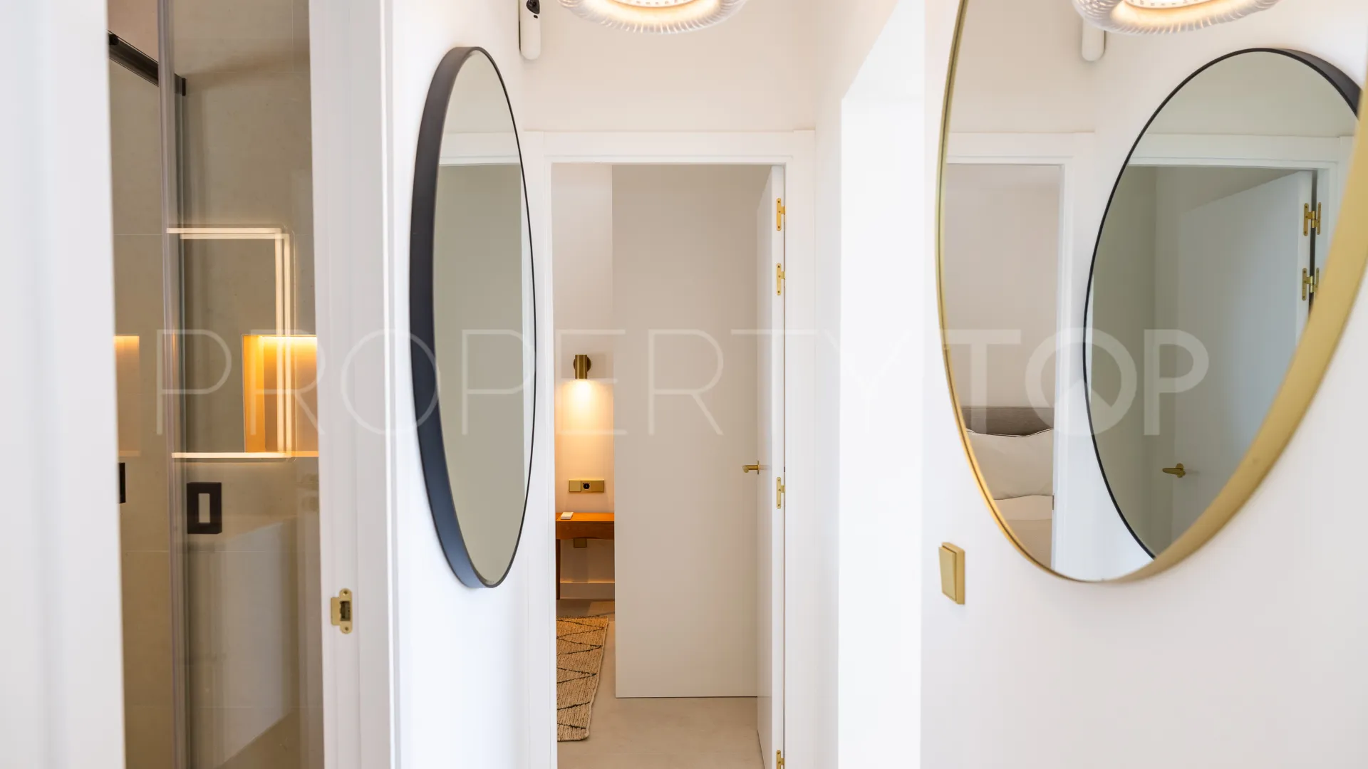 Villa en venta en Elviria