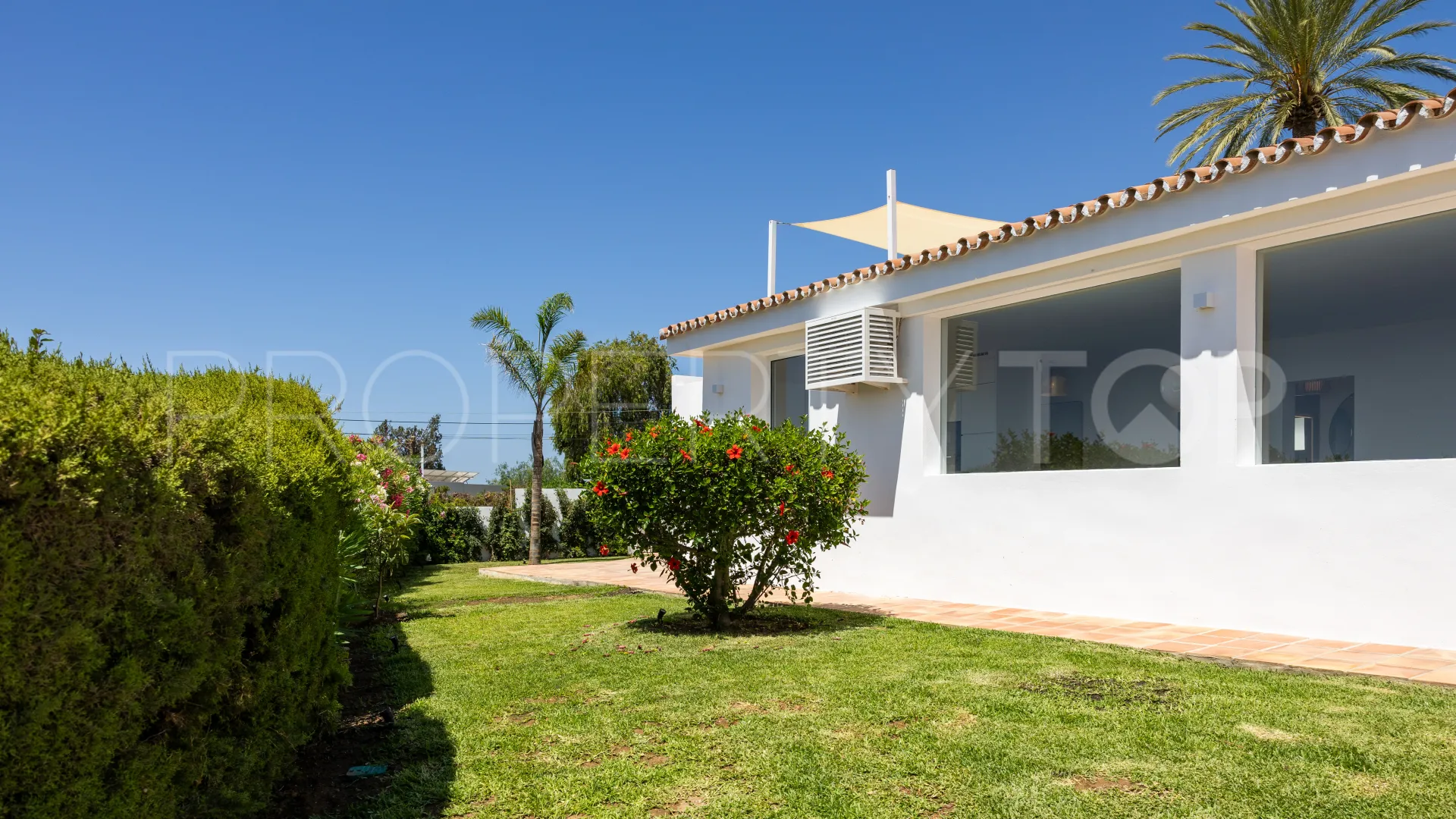 Villa en venta en Elviria
