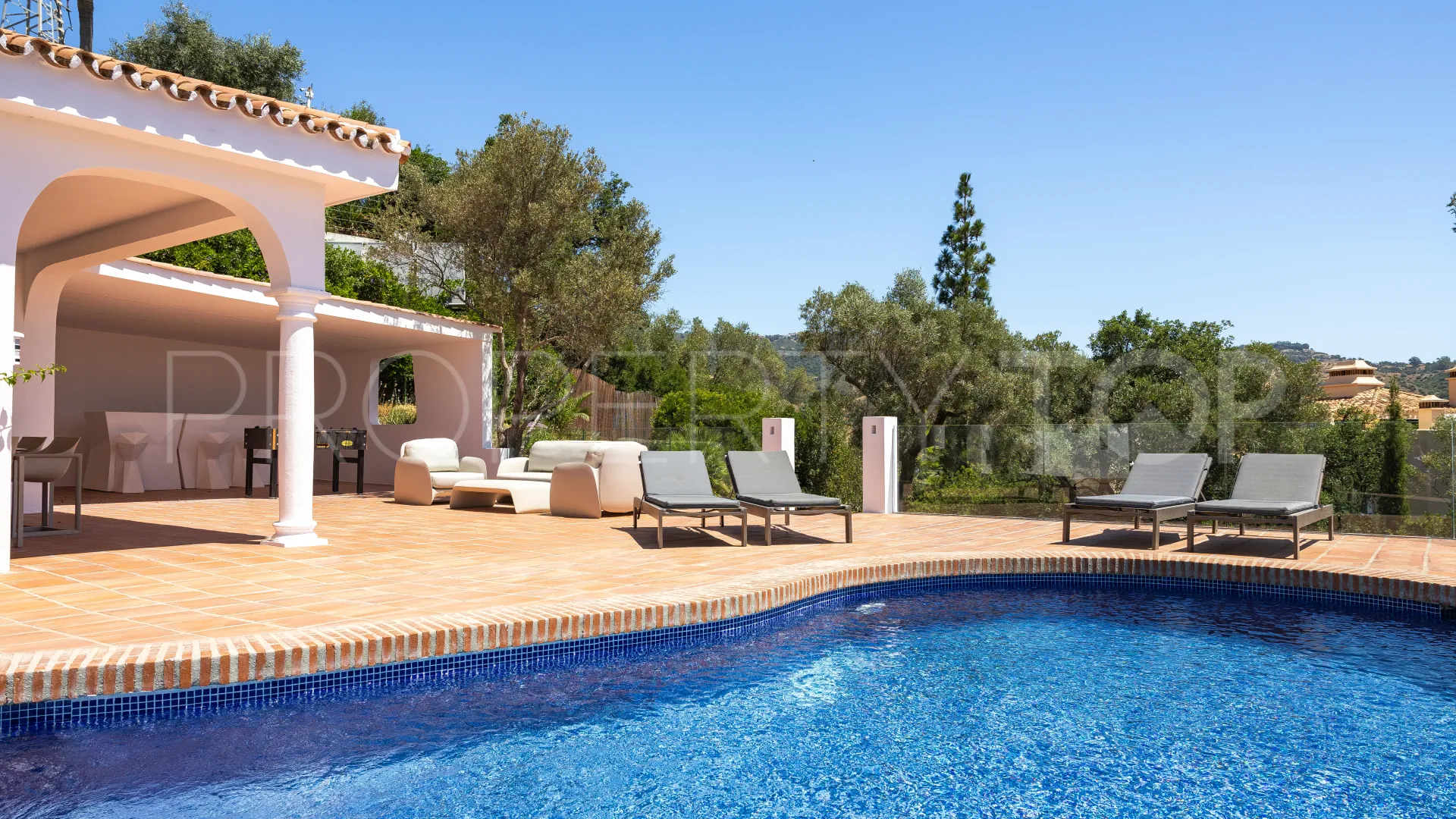 Villa en venta en Elviria
