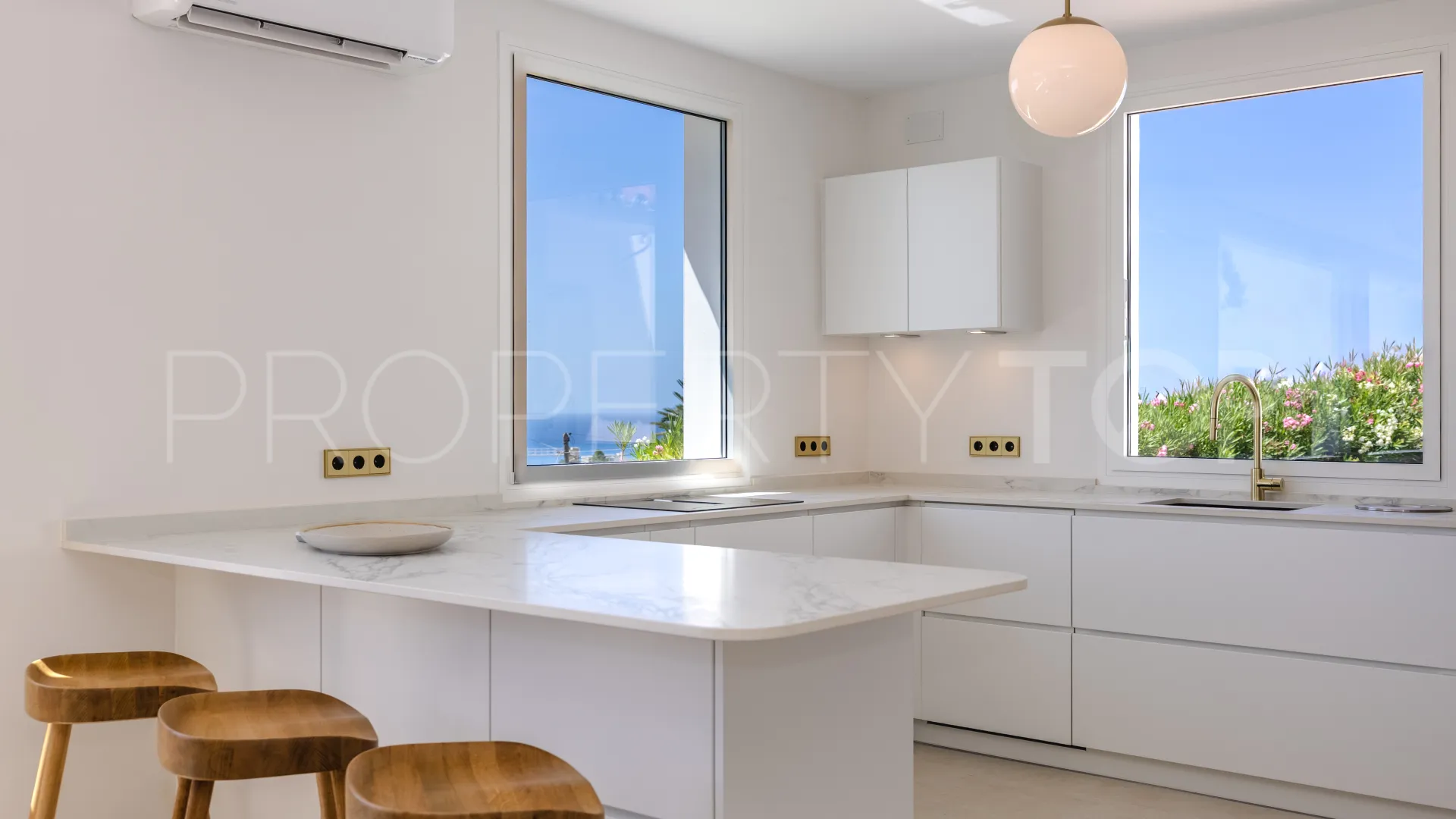 Villa en venta en Elviria
