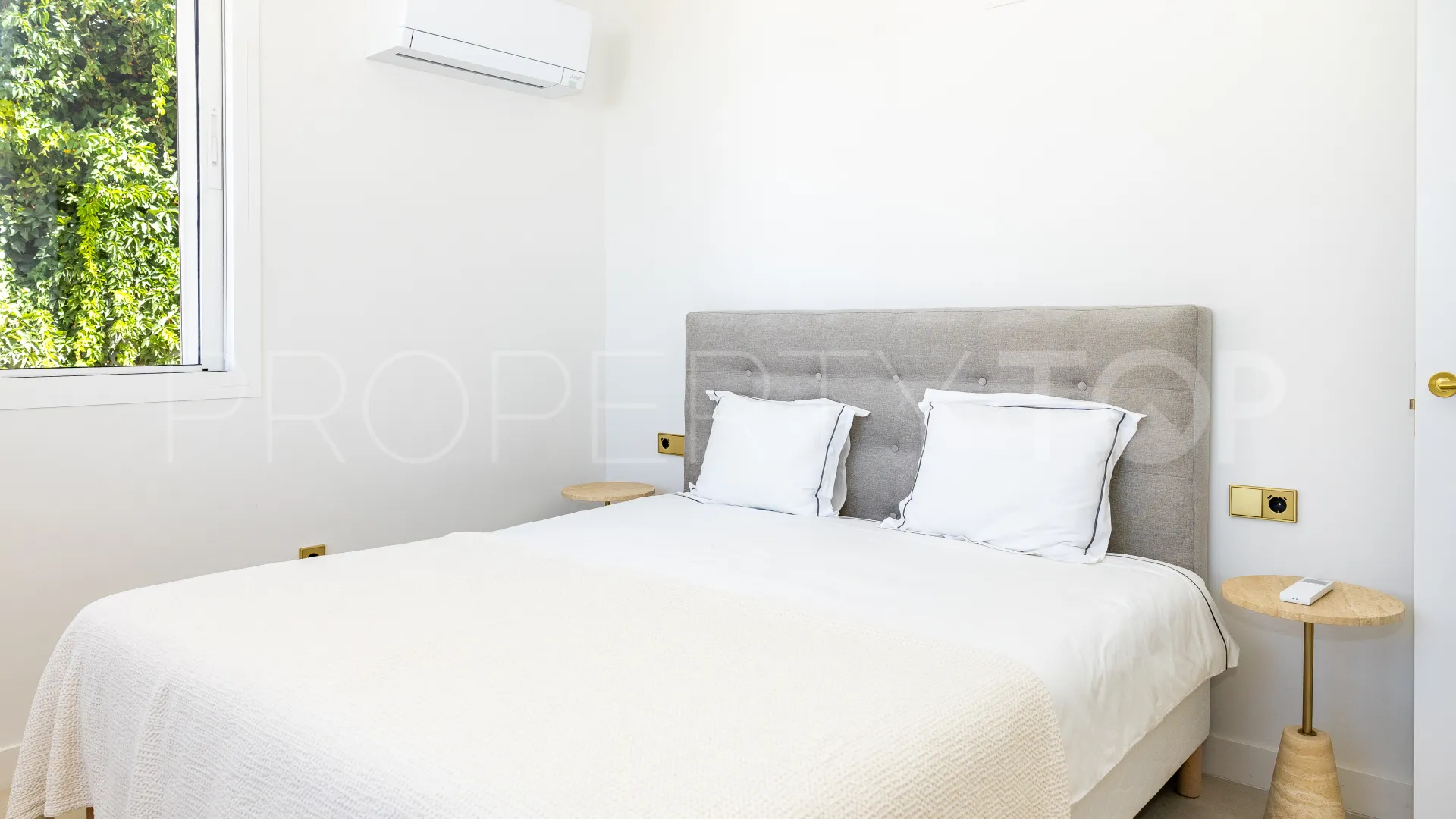 Villa en venta en Elviria