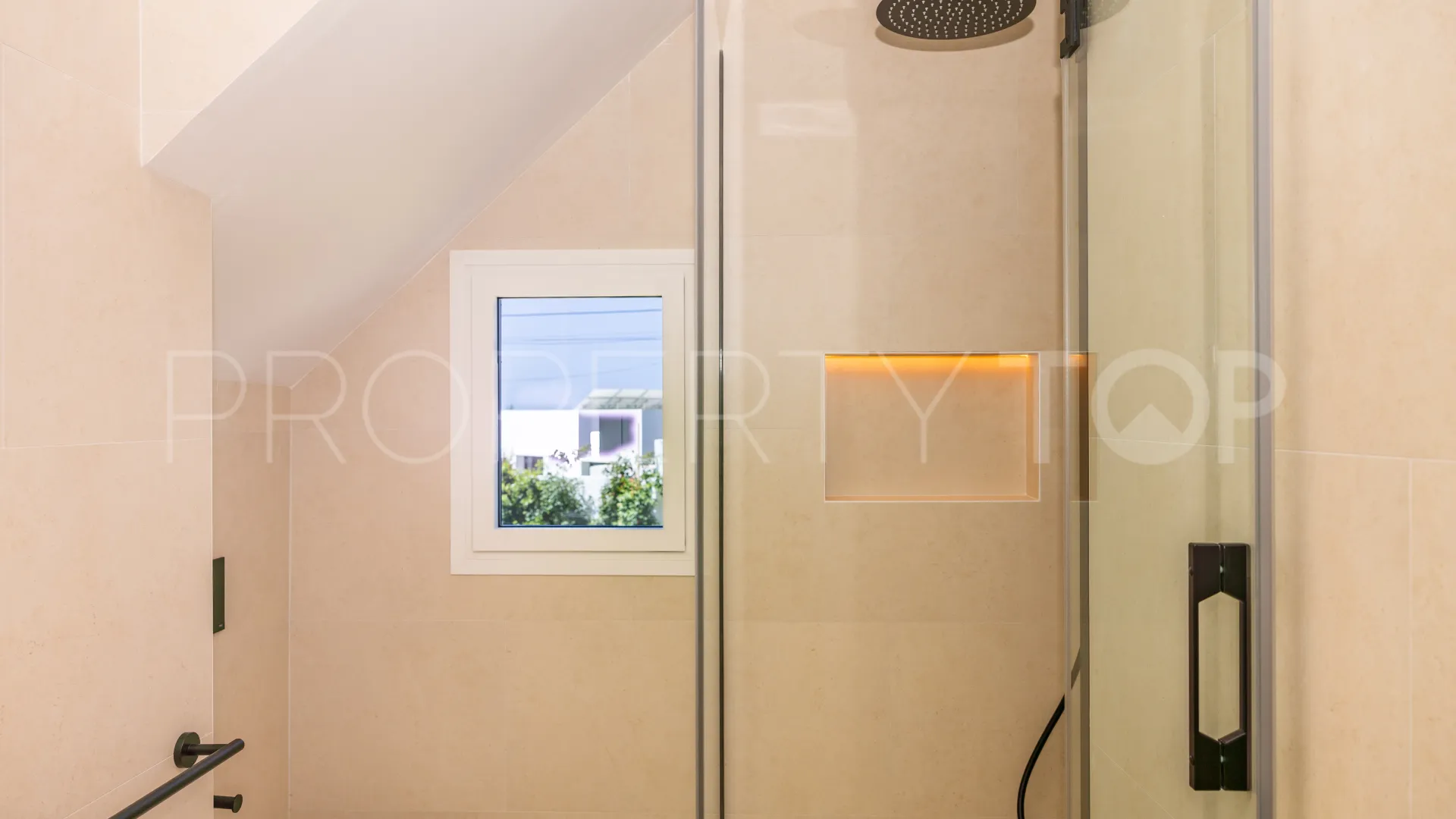 Villa en venta en Elviria