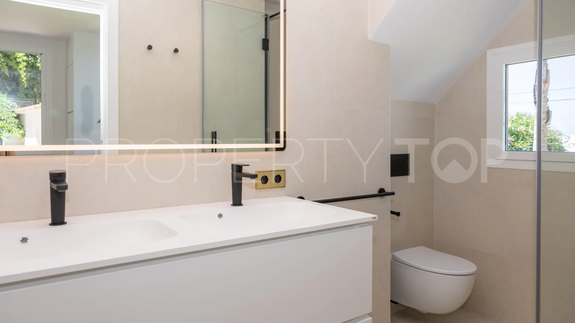 Villa en venta en Elviria