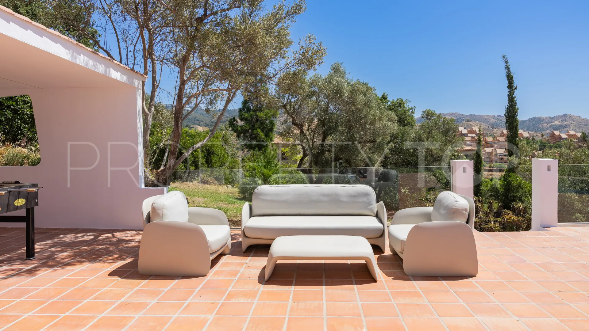 Villa en venta en Elviria