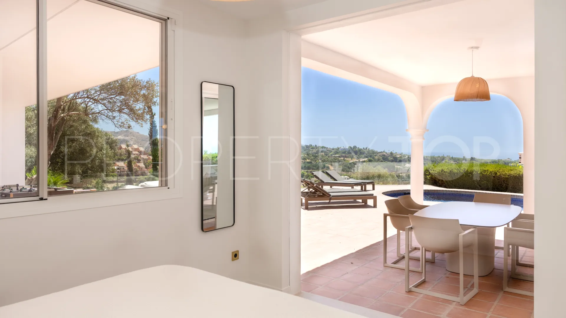 Villa en venta en Elviria