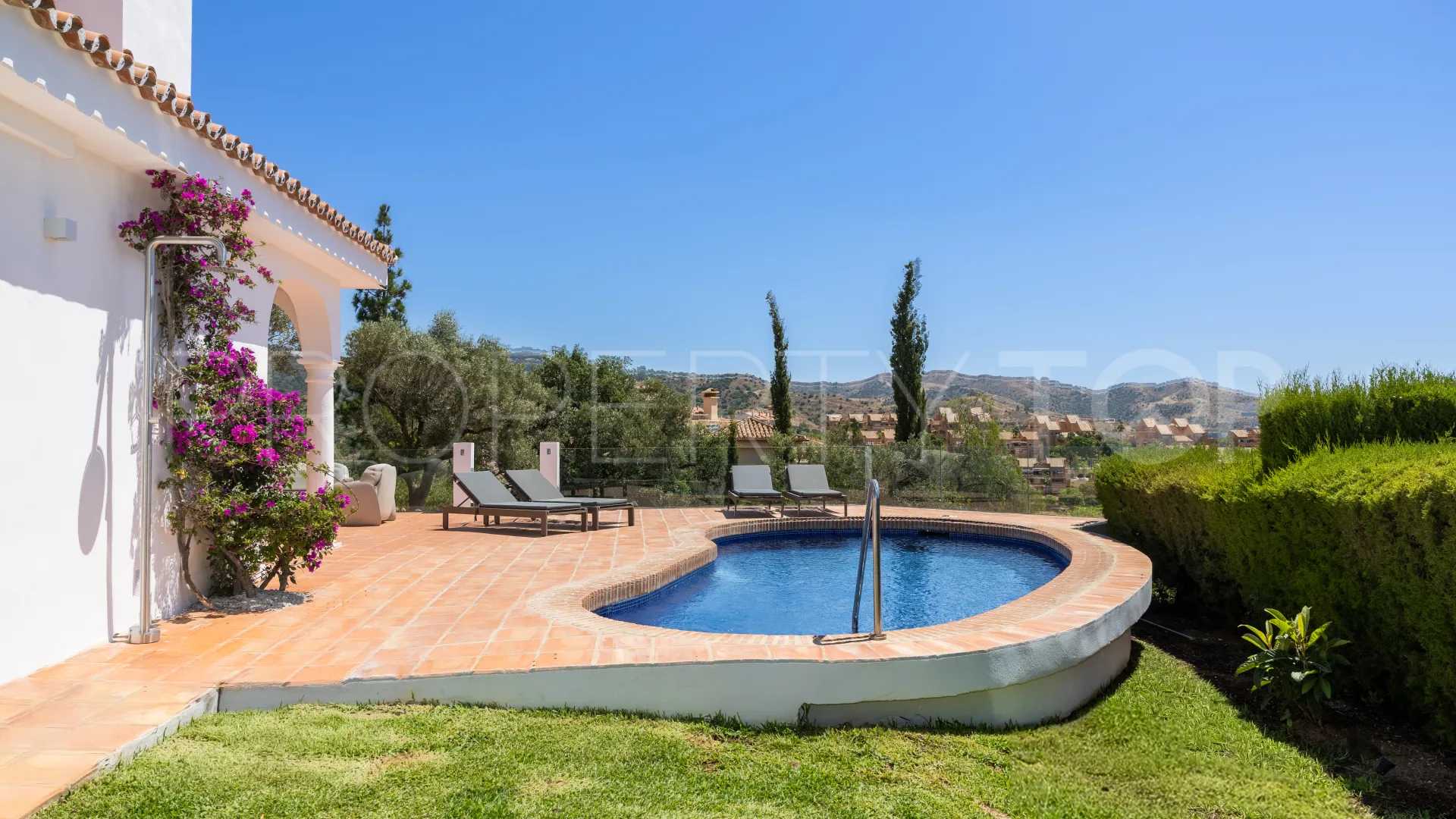 Villa en venta en Elviria
