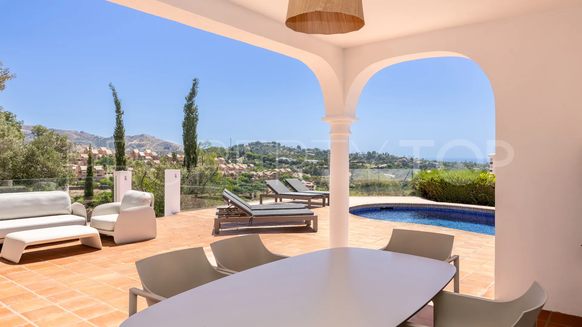 Villa en venta en Elviria