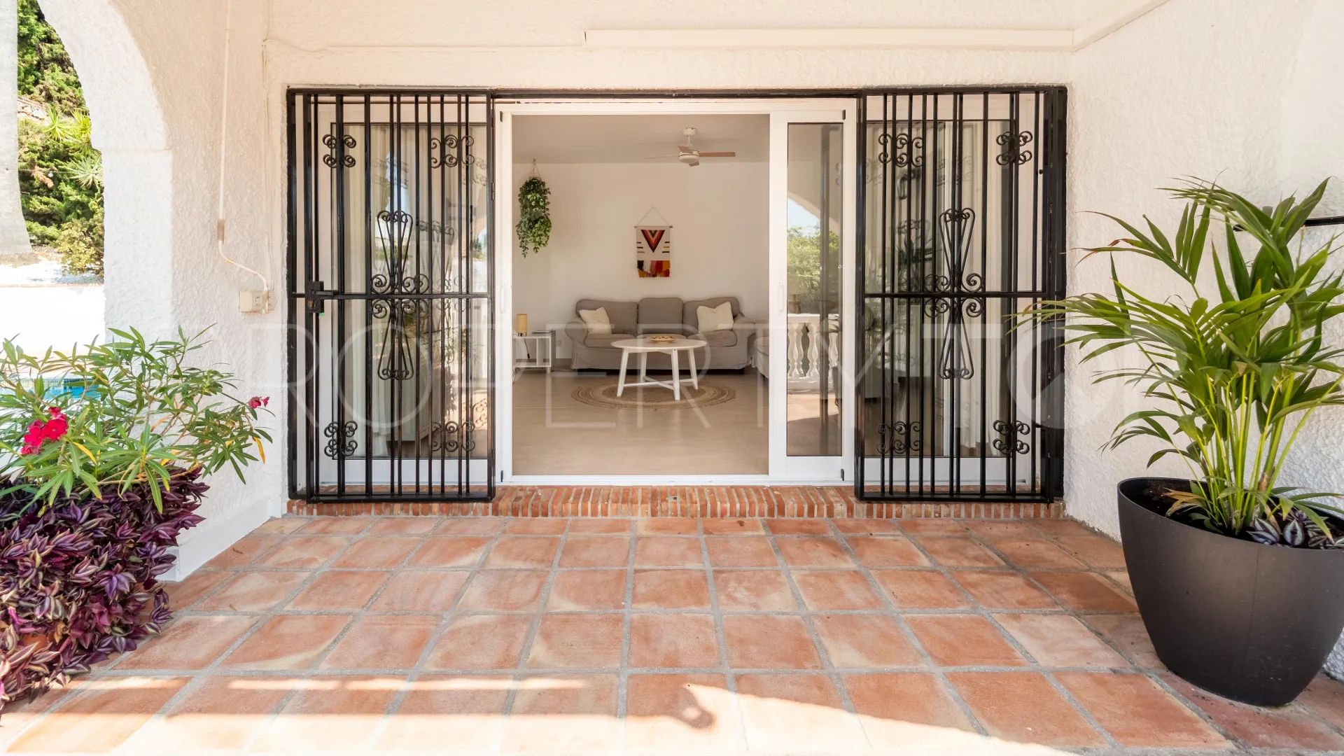 Buy Calahonda villa with 3 bedrooms
