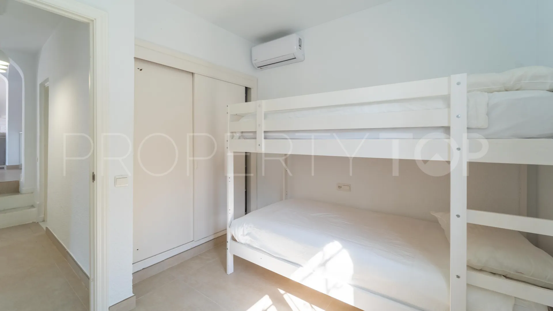 Buy Calahonda villa with 3 bedrooms