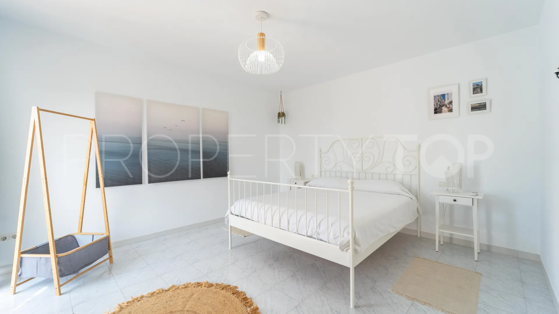 Buy Calahonda villa with 3 bedrooms