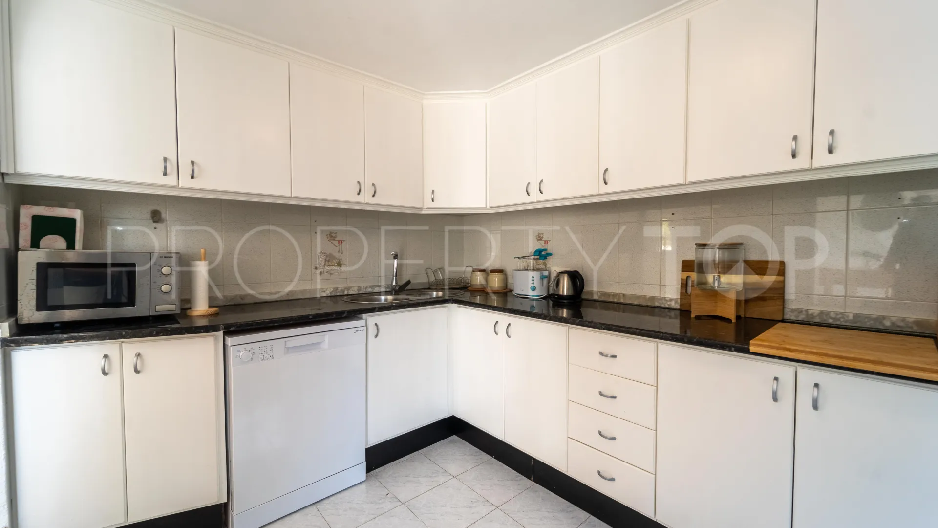 Buy Calahonda villa with 3 bedrooms