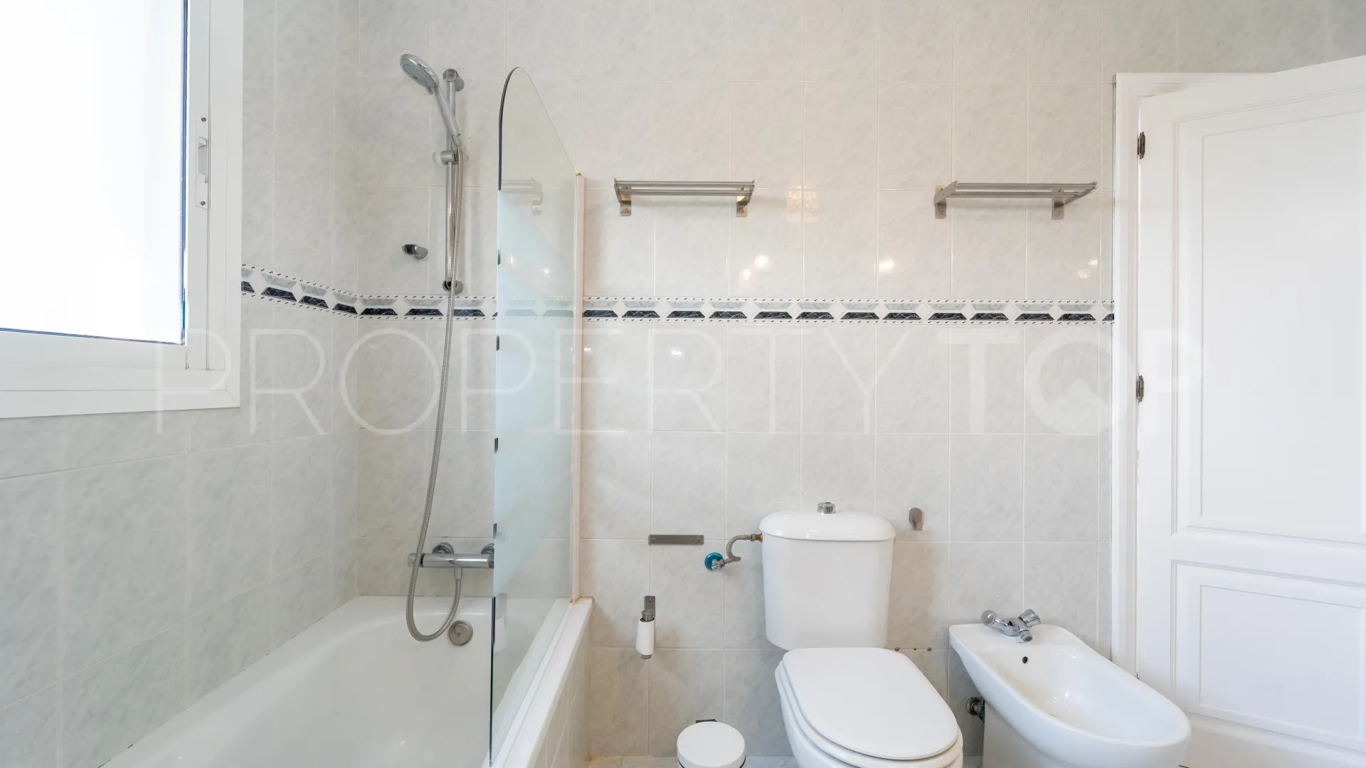 Buy Calahonda villa with 3 bedrooms