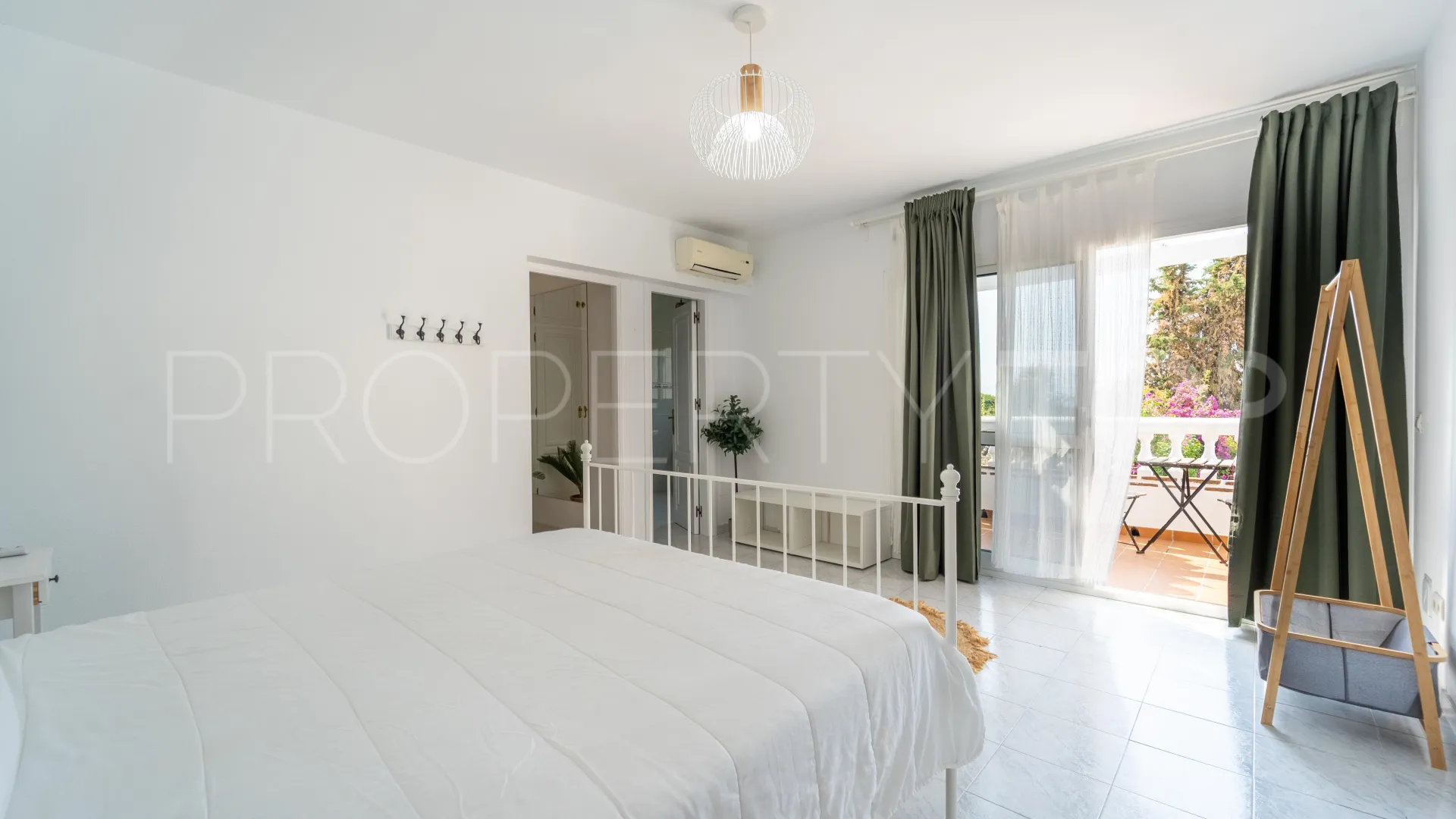 Buy Calahonda villa with 3 bedrooms
