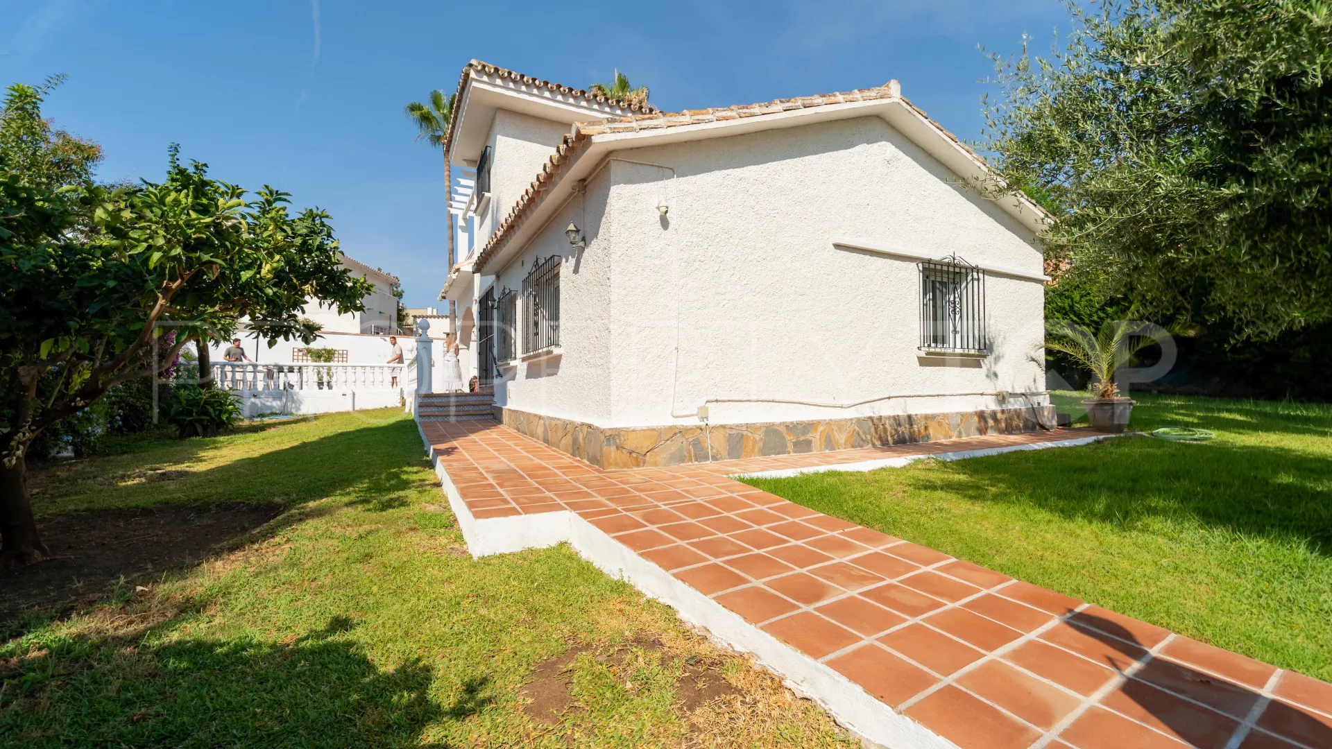 Buy Calahonda villa with 3 bedrooms