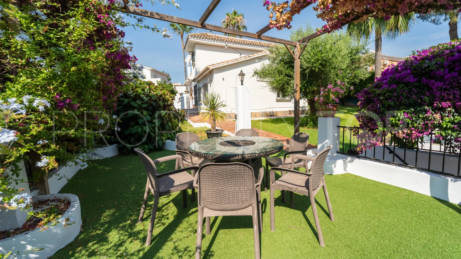 Buy Calahonda villa with 3 bedrooms