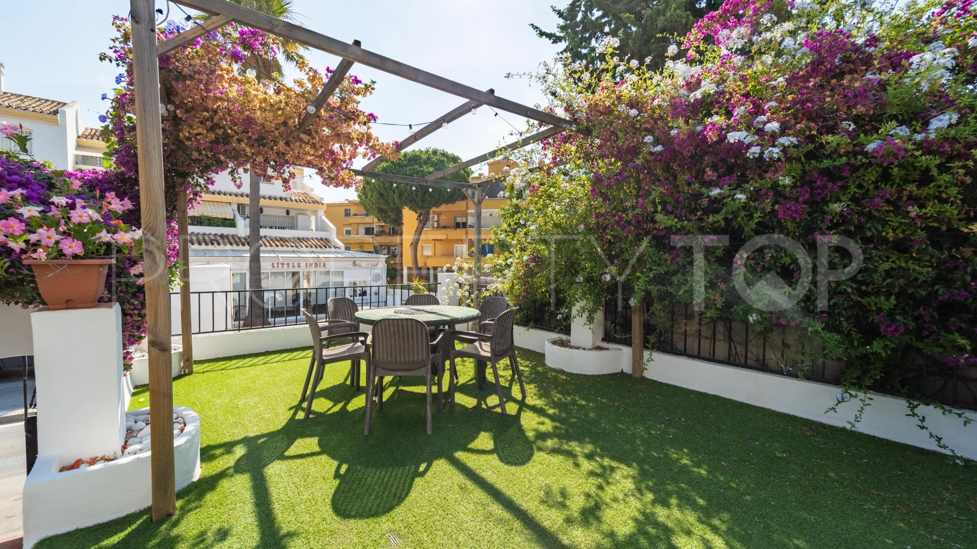 Buy Calahonda villa with 3 bedrooms