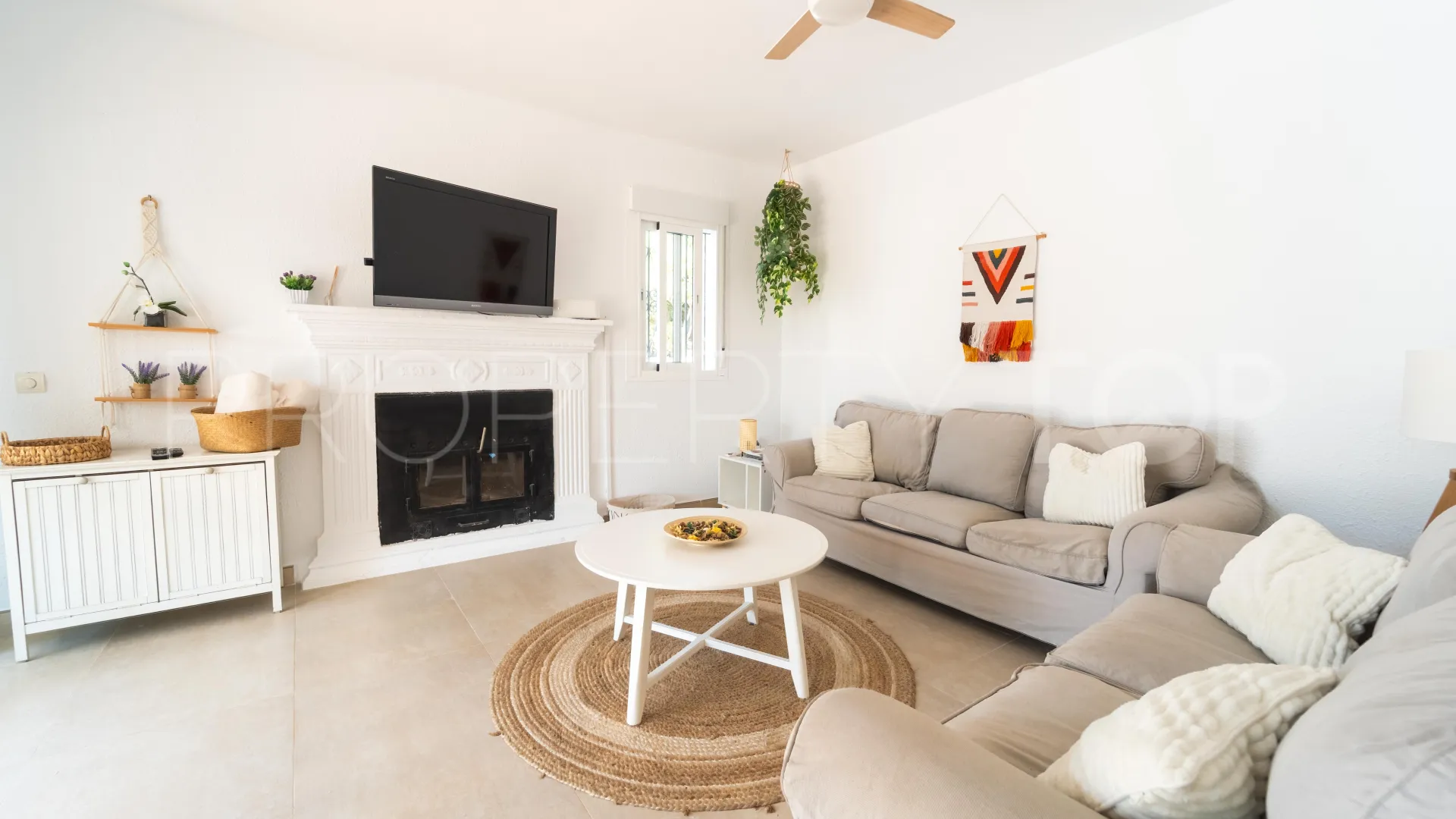 Buy Calahonda villa with 3 bedrooms